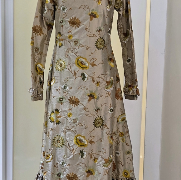 HOUSE OF AAMA Elegant Floral Beige Silk Dress With Floral Embroidery Size 6 - Picture 10 of 11